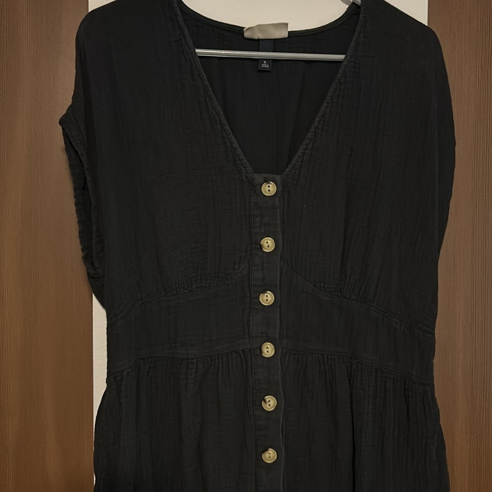 Universal Threads Short Romper - Picture 2 of 3